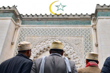 Des fidèles musulmans devant la Grande Mosquée de Paris (illustration)