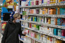 Un rayon avec des produits d'hygiène (image d'illustration).