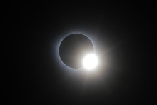 La lune passe devant le soleil lors de la grande éclipse nord-américaine, le 8 avril 2024 à Torreon, au Mexique.