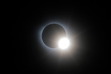 La lune passe devant le soleil lors de la grande éclipse nord-américaine, le 8 avril 2024 à Torreon, au Mexique.