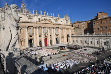Une vue générale montre la basilique Saint-Pierre lors d'une messe le jour d'ouverture de la 16e Assemblée générale ordinaire du Synode des évêques, sur la place Saint-Pierre au Vatican, le 4 octobre 2023.