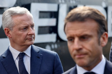 Bruno Le Maire et Emmanuel Macron, à Bergerac le 11 avril 2024