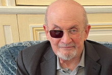 Salman Rushdie publie "Le Couteau"