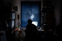 Une personne devant son ordinateur (illustration)