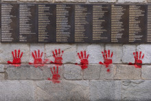 Le Mémorial de la Shoah, à Paris, recouvert de mains rouges tagguées.