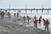 Des équipes environnementales nettoyant le pétrole déversé à Huntington Beach, en Californie, le 5 octobre 2021.