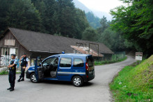 Des gendarmes bloquent la route menant à la scène où s'est déroulée la tuerie de Chevaline le 5 septembre 2012 (image d'illustration).