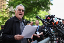 L'acteur américain Robert De Niro s'exprime en faveur du président américain Joe Biden devant le tribunal pénal de Manhattan, le 28 mai 2024.