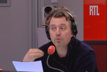 Alex Vizorek lors de sa chronique sur RTL.