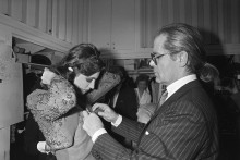 Karl Lagerfeld lors de la présentation d'une collection pour Chanel en 1983