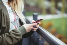 Une adolescente sur son téléphone portable (image d'illustration).