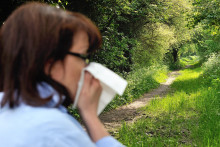 Une femme se mouche à cause de ses allergies (image d'illustration)