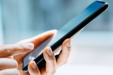 Une personne utilisant un smartphone (illustration)