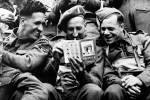 Photo publiée en juin 1944, des soldats britanniques plaisantent en lisant un guide touristique sur la France.