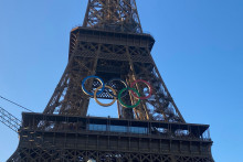 Les anneaux olympiques ont été posés sur la Tour Eiffel.
