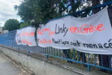 Des banderoles à l'entrée du site de l'usine Landis+Gyr de Montluçon (Allier). Les ouvriers protestent contre la délocalisation de la production des compteurs Linky en Grèce.