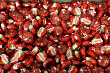 Le papier en cellophane rouge va progressivement disparaître.