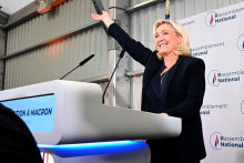 La leader du Rassemblement National, Marine Le Pen, prononce un discours après les premiers résultats des élections législatives à Henin-Beaumont, le 19 juin 2022.