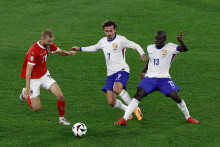 Antoine Griezmann et N'Golo Kanté avec les Bleus face à l'Autrichien Konrad Laimer le 17 juin 2024 à Düsseldorf