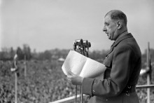 Le général de Gaulle prononce un discours le 1er mai 1951 à Paris au Parc de Bagatelle.