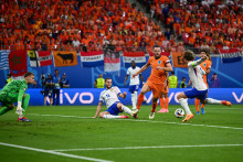 Antoine Griezmann (à droite) rate une occasion face aux Pays-Bas le 21 juin 2024 à Leipzig