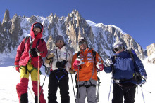 Des touristes japonais posent le 19 février 2003 dans le massif du Mont-Blanc.