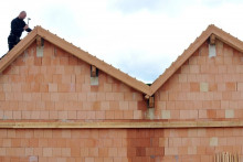 Un homme effectuant des travaux (image d'illustration).