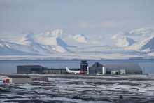 Photo prise le 6 mai 2022, montrant une vue de l'aéroport de Longyearbyen, situé sur l'île du Spitzberg, dans l'archipel du Svalbard, dans le nord de la Norvège.