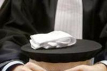 Un homme en robe d'avocat