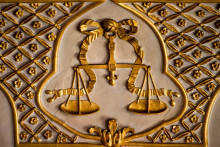 Une photo montre une balance symbolisant la justice au palais de justice de Douai, dans le nord de la France, le 25 juin 2015.