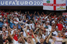 Les supporters anglais célèbrent la victoire de l'équipe d'Angleterre lors du quart de finale de l'UEFA Euro 2024, le samedi 6 juillet à Dusseldorf (Allemagne)