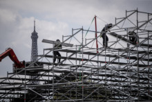 Des ouvriers sur le chantier de construction du Parc Urbain de La Concorde.