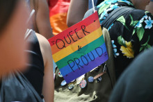 Un drapeau LGBT lors d'une marche des Fiertés