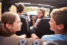Une famille sur la route des vacances (illustration)