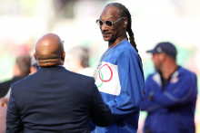 En plus d'être l'un des commentateurs des Jeux pour NBC, Snoop Dogg devrait également porter la flamme olympique à Saint-Denis.