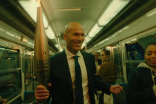 Zinedine Zidane a ouvert la cérémonie en portant la flamme olympique dans le métro parisien