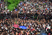 Des centaines de milliers de manifestants se sont réunis dans la rue au Bangladesh.