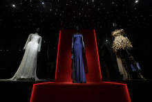 Les robes de Céline Dion et Aya Nakamura, lors de la cérémonie d'ouverture des Jeux olympiques exposées à la Galerie Dior