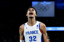 Wembanyama souffre d'une élongation au mollet gauche.