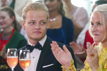 Marius Borg Høiby assis à côté de sa mère, la princesse héritière norvégienne Mette-Marit, le 16 juin 2022 à Oslo.