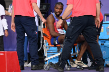 Le sprinteur Noah Lyles quitte le 200 m sur un fauteuil roulant, jeudi 8 août.