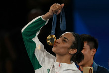 La boxeuse Imane Khelif savoure sa médaille d'or en finale des -66kg, vendredi 9 août 2024.