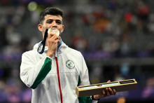 Le médaillé de bronze algérien du 800 m, Djamel Sedjati, est visé, avec son entraîneur Amae Benida, par une enquête.