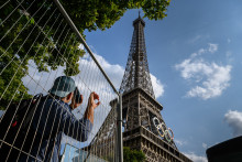 Un homme a escaladé une partie de la Tour Eiffel à mains nues, le dimanche 11 août 2024.
