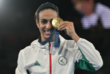 L'Algérienne Imane Khelif, médaillée d'or, pose sur le podium lors de la cérémonie de remise des médailles dans la catégorie féminine des 66 kg de boxe lors des Jeux Olympiques de Paris 2024 au stade Roland-Garros, à Paris, le 9 août 2024.