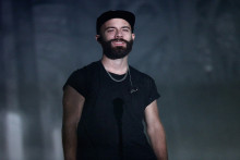 Woodkid a annoncé avoir été mordu par une araignée violoniste.