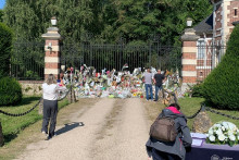 Des fans réunis devant la propriété d'Alain Delon ce samedi 24 août.
