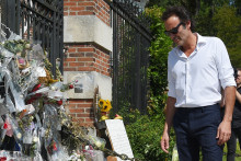 Anthony Delon à Douchy devant les fleurs en hommage à son père, Alain Delon en 2024