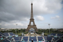 Photo prise sur le Champ de Mars, qui montre le "stade Tour Eiffel" en amont des Jeux Olympiques et Paralympiques de Paris 2024, le 24 juillet 2024.