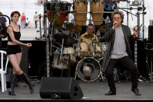 Patrick Hernandez se produit, le 21 juin 2003 sur le parvis de la Défense à Paris, lors d'un concert organisé pour la Fête de la musique sur le thème des années 1980